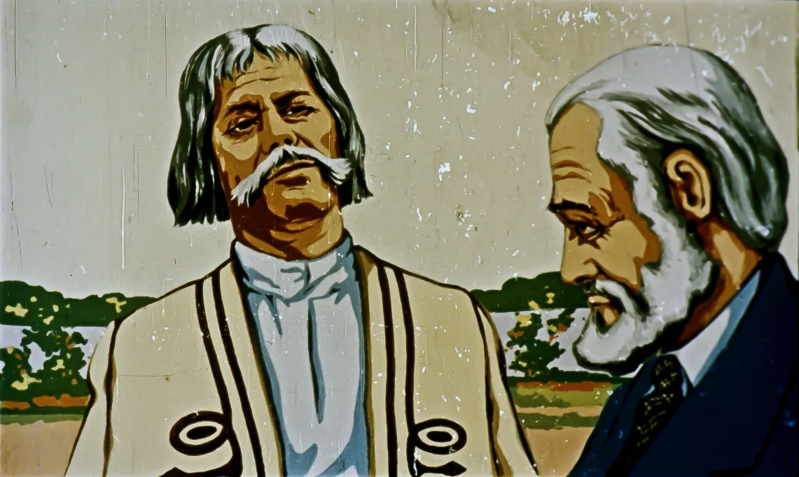 Ilustrație a două personaje masculine, unul cu mustață și îmbrăcăminte tradițională, iar celălalt cu păr gri și costum, stând într-un peisaj exterior.