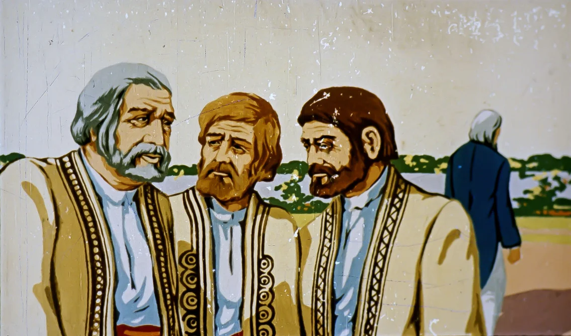 Trei bărbați îmbrăcați în costume tradiționale discutând între ei, cu un alt bărbat în fundal, la o scenă de peisaj.