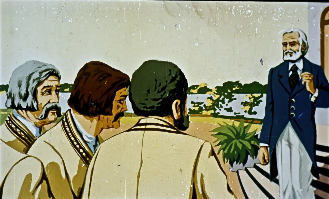 Trei bărbați în haine tradiționale se întorc spre un bărbat mai în vârstă, îmbrăcat elegant, care stă pe treptele unei clădiri, privindu-i pe ei cu o atitudine autoritară, pe fundalul unui peisaj natural.