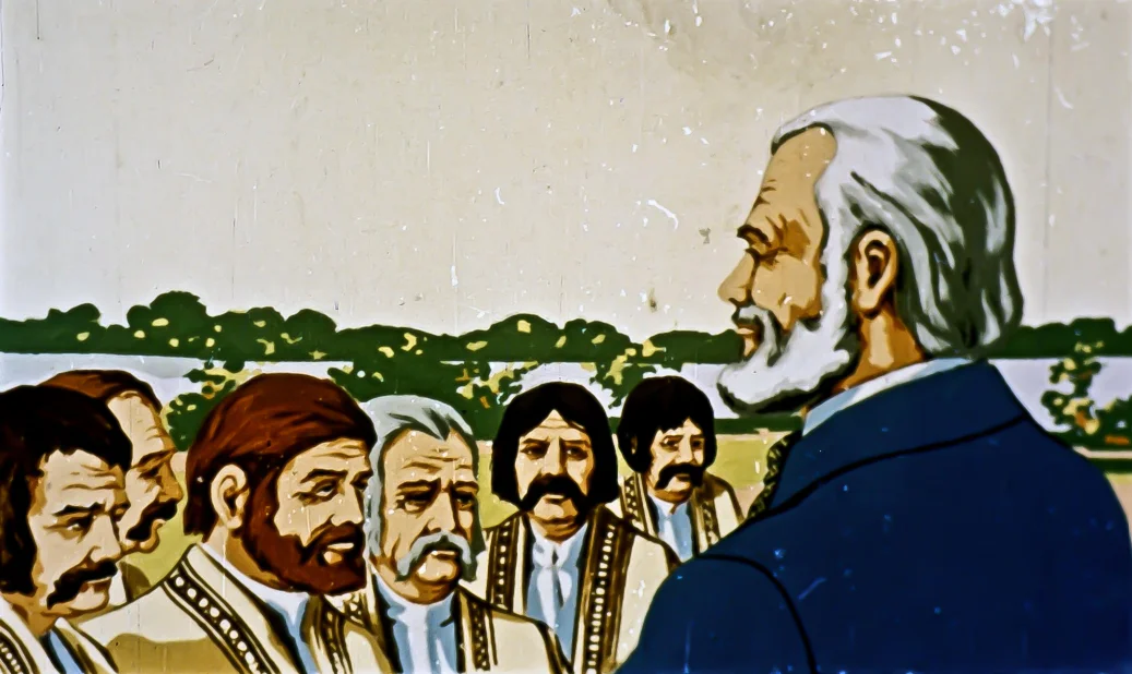 Ilustrație cu un bărbat alb cu păr lung și o barbă, vorbind cu un grup de bărbați cu diverse tipuri de bărbății, într-un peisaj deschis.