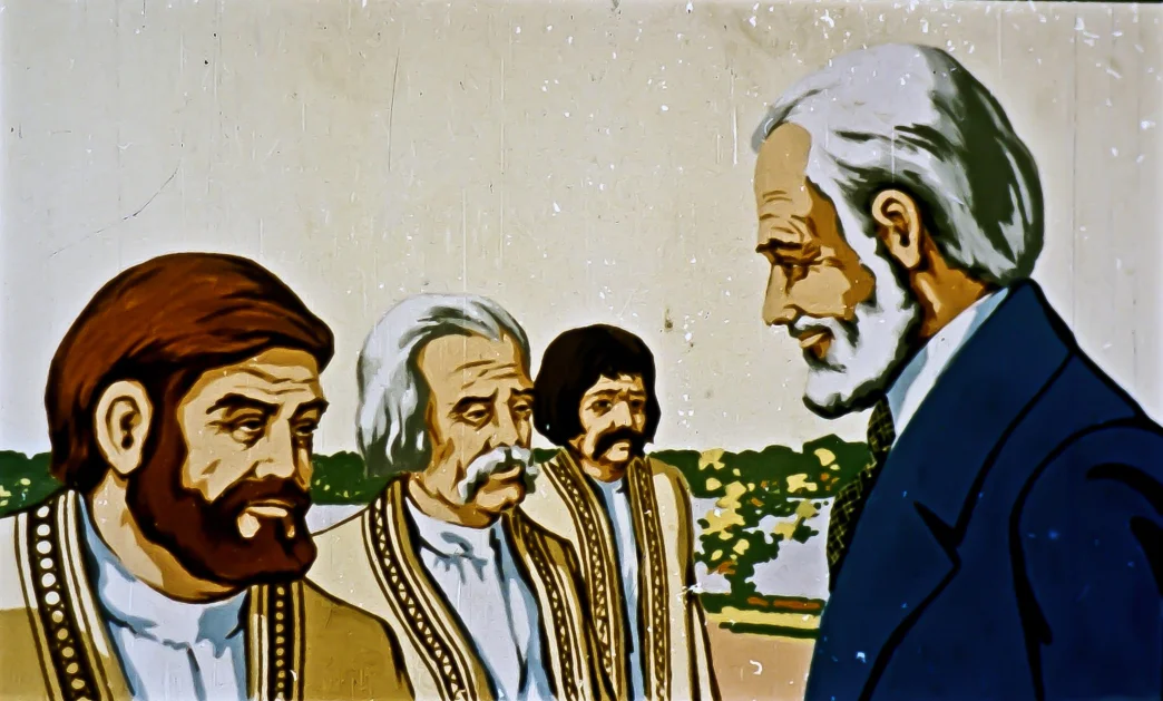 Imagine ilustrativă cu patru bărbați discuțând, purtând costume tradiționale, pe un fundal natural.