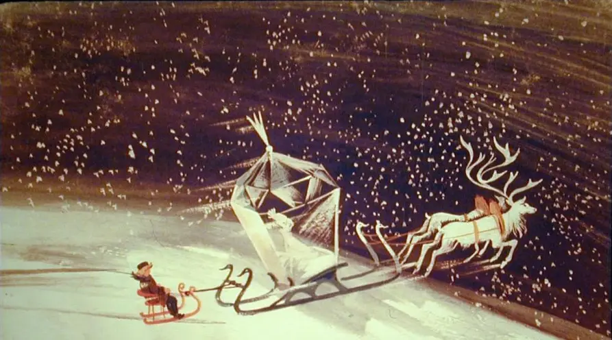 O sanie mare trage o ren, in timp ce un copil se afla pe o sanie mai mica, pe o fundal cu zapada care tanjeste, sugerand o atmosfera de iarna.