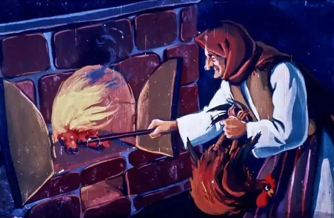 O femeie țărănească pune un cocoș în cuptor, învăluită de flăcări și fum.