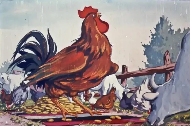 Ilustrație cu un cocoș mare și zâmbitor, printre găini și monede de aur, într-un peisaj pastoral.
