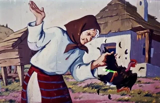 O femeie mai în vârstă ține o găină în mână, arătând o expresie de supărare, în fundal fiind o casă tradițională.