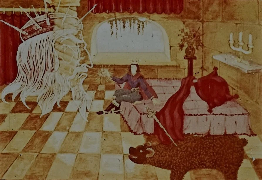 O scenă artistică care ilustrează un personaj în uniformă medievală stând pe un pat într-o cameră decorată, cu un spirit sau o entitate misterioasă în fața sa și un animal lângă el.