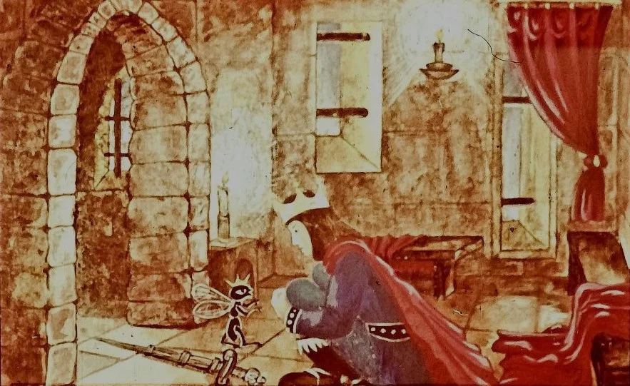 O scenă dintr-o cameră medievală cu un rege îngenunchiat în fața unei pisici, înconjurat de ziduri de piatră și mobilă tradițională.