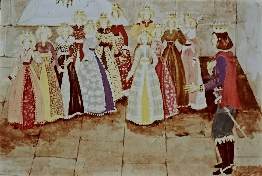 O ilustrație care prezintă un grup de femei îmbrăcate în rochii colorate, fiecare purtând o coroană, într-un cadru medieval alături de un bărbat în costume tradiționale.