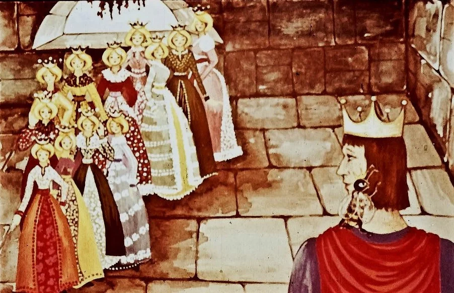 O scenă dintr-o poveste, cu un rege în fața mai multor femei îmbrăcate în rochii elaborate, toate cu coroane pe cap, într-un cadru medieval.