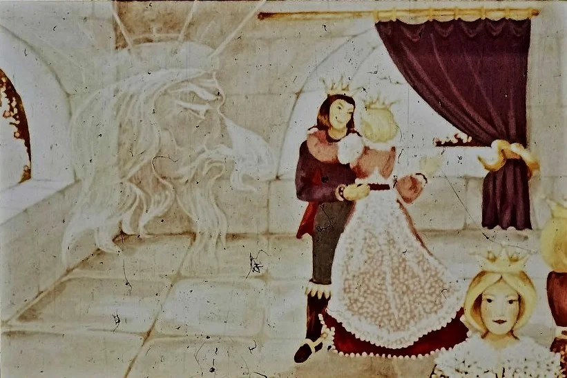 Ilustrație cu un rege și o regină dansând într-o cameră cu un peisaj de fereastră. Alte personaje și un unicorn transparent sunt de asemenea prezente.