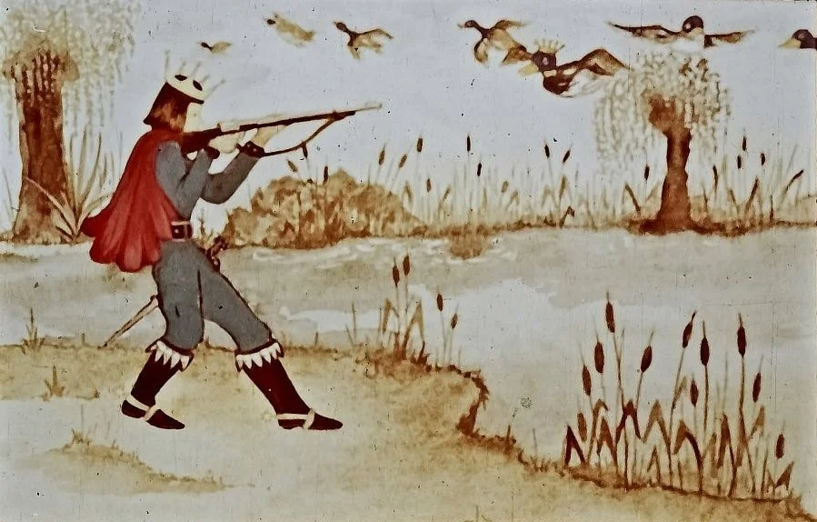 Ilustrație a unui vânător îndreptând o pușcă către o turmă de rațe zburând deasupra unei ape, înconjurat de vegetație.