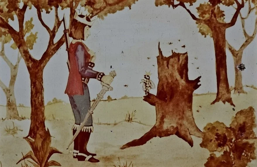 O ilustrație cu un războinic în uniformă care stă în fața unui copac tăiat, observând o insectă pe trunchiul acestuia, înconjurat de copaci și vegetație.