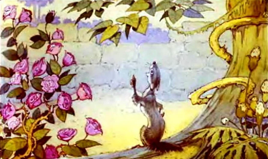 Ilustrație din povestea Rikki-Tikki-Tavi, cu un șoarece care ascultă cântul unui păsăre cu flori roz în fundal.