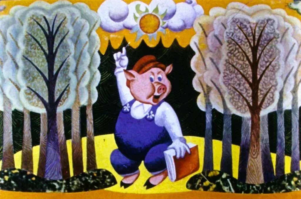 O ilustrație colorată care îl prezintă pe un porc într-o pădure, gesticulând cu o carte în mână, sub un cer cu nori și soare.