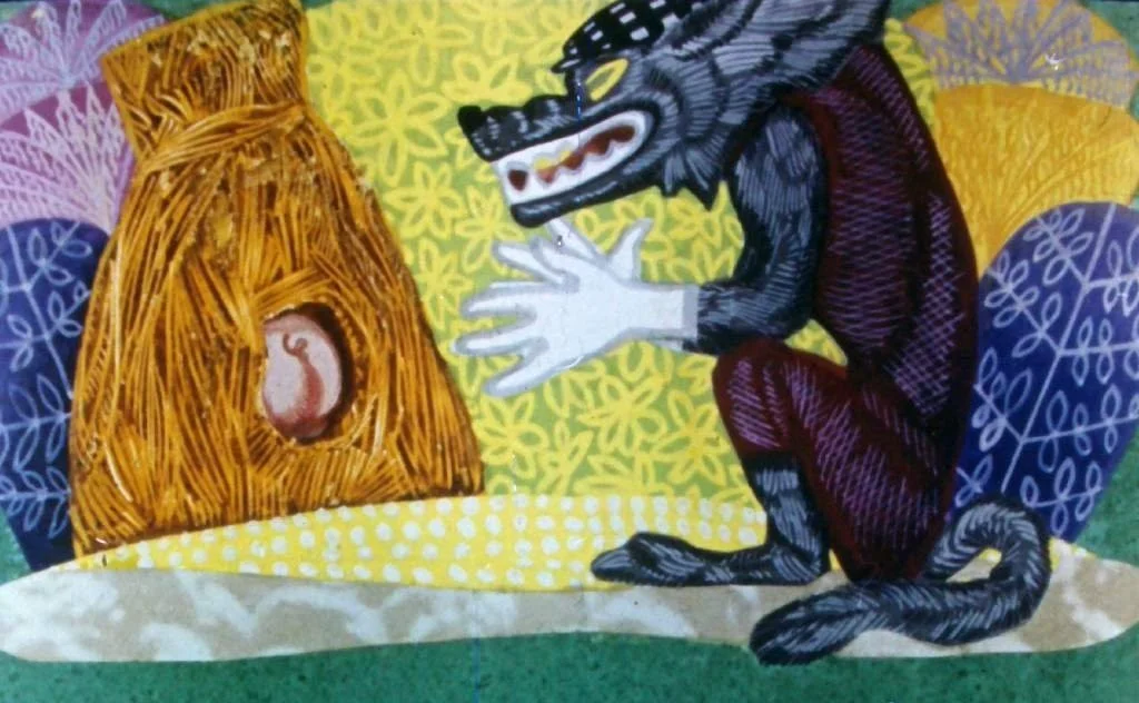 Ilustrație colorată cu un lup care se uită spre un săculeț de fân, având expresie de curiozitate sau intenție, într-un peisaj viu decorat.