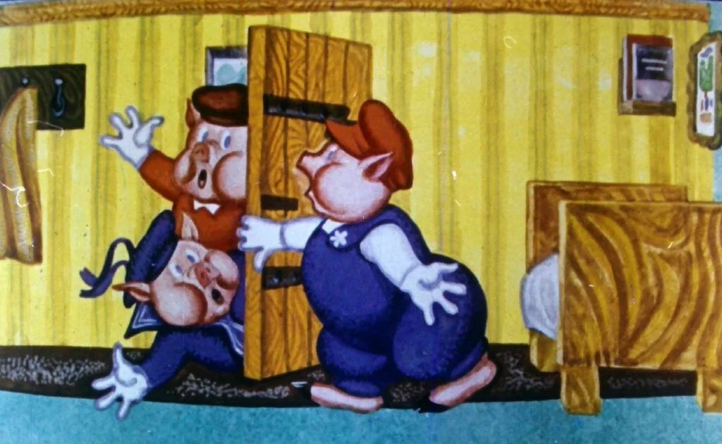 Imagine animată ce ilustrează trei porci îmbrăcați în haine colorate, interacționând într-un cadru interior cu ușa deschisă.