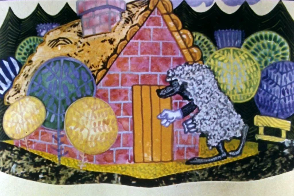 Ilustrație colorată cu un lup îmbrăcat în blană de oaie stând în fața unei case din cărămidă.