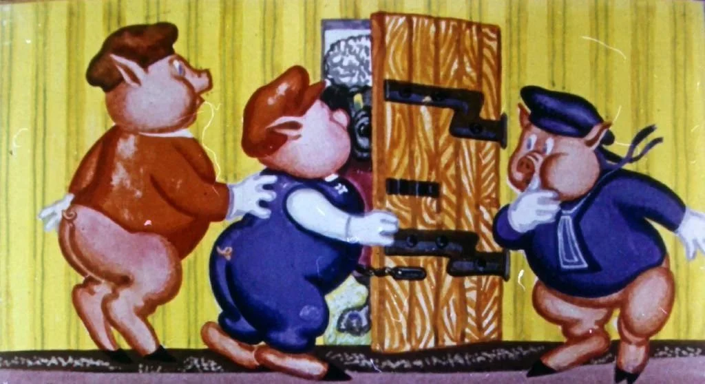Ilustrație cu trei porci animați care se apropie de o ușă, doi dintre ei împingând-o, în timp ce unul stă și se uită.