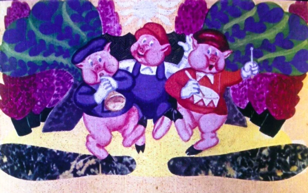 Trei porci animați dansând într-un peisaj colorat, cu flori și plante, fiecare purtând diverse costume tradiționale.