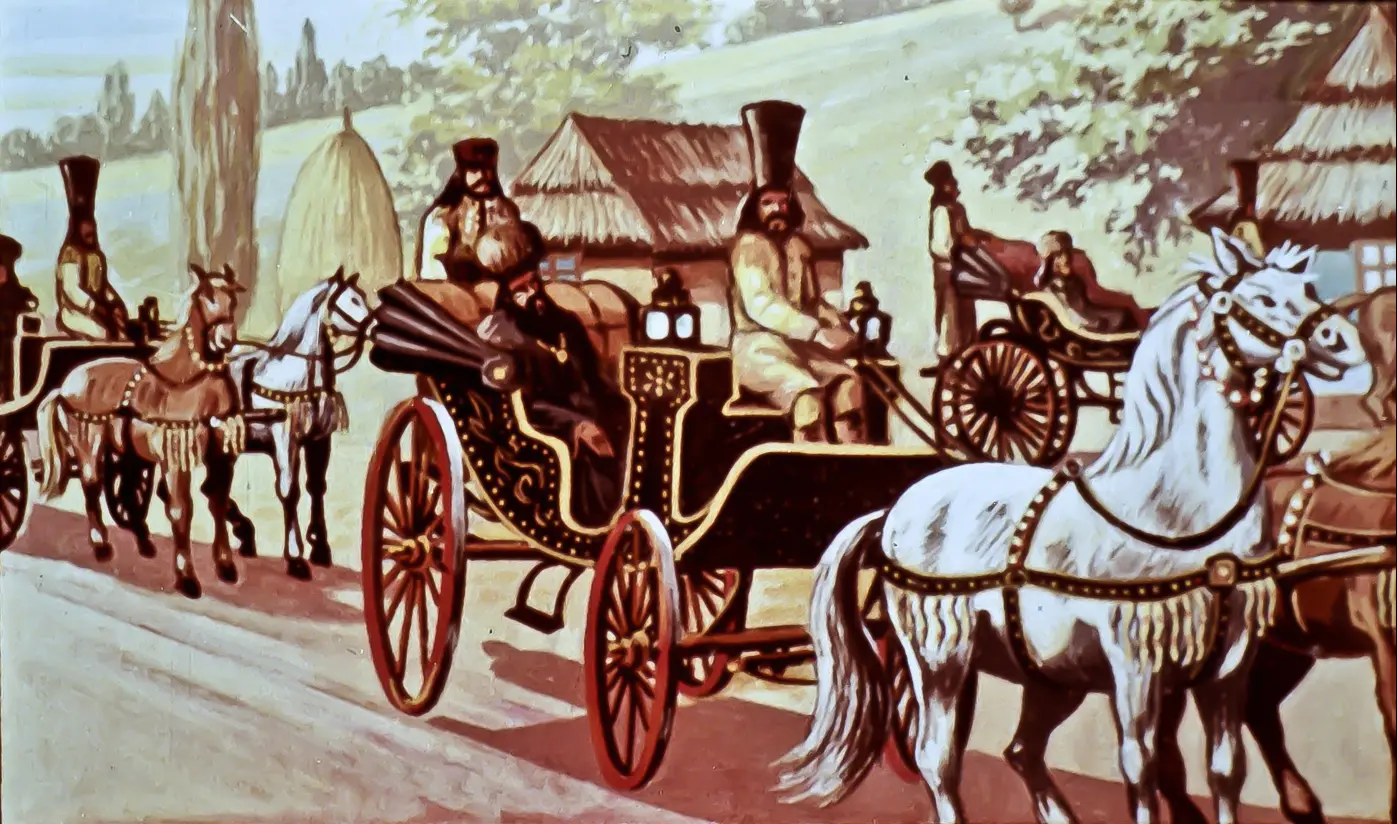 O scenă cu trăsuri trase de cai pe o cale de țară, cu oameni îmbrăcați în haine tradiționale și căsuțe de lemn în fundal.
