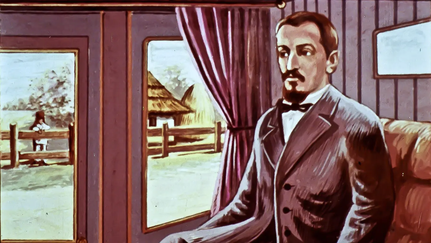 Imagine a unui bărbat îmbrăcat elegant, așezat pe un scaun într-un tren, privind pe geam spre un peisaj cu un sătuc și pomi.