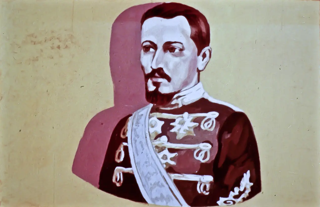 Portret al unui bărbat îmbrăcat în uniformă, cu o mustață distinctivă și o expresie serioasă.