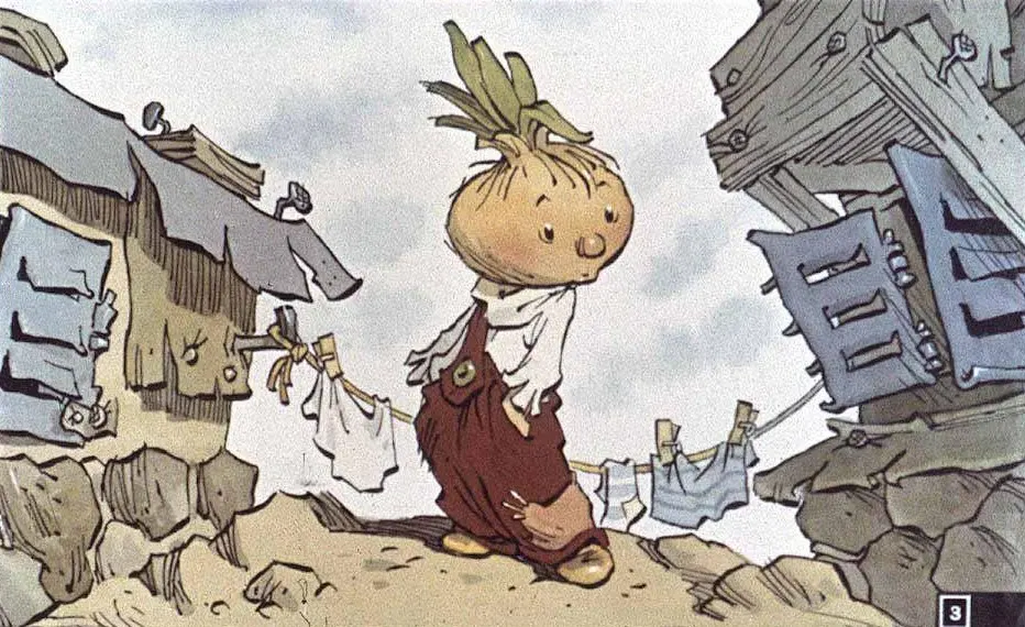 Un personaj de desene animate cu cap de ceapă și trup uman, purtând pantaloni maro, se află într-un peisaj de sat cu rufe agățate pe sârme.