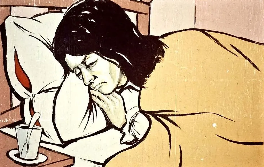 O femeie culcată în pat, cu o expresie tristă, se sprijină pe perna sa. Pe noptieră se află un pahar cu apă și o lingură.