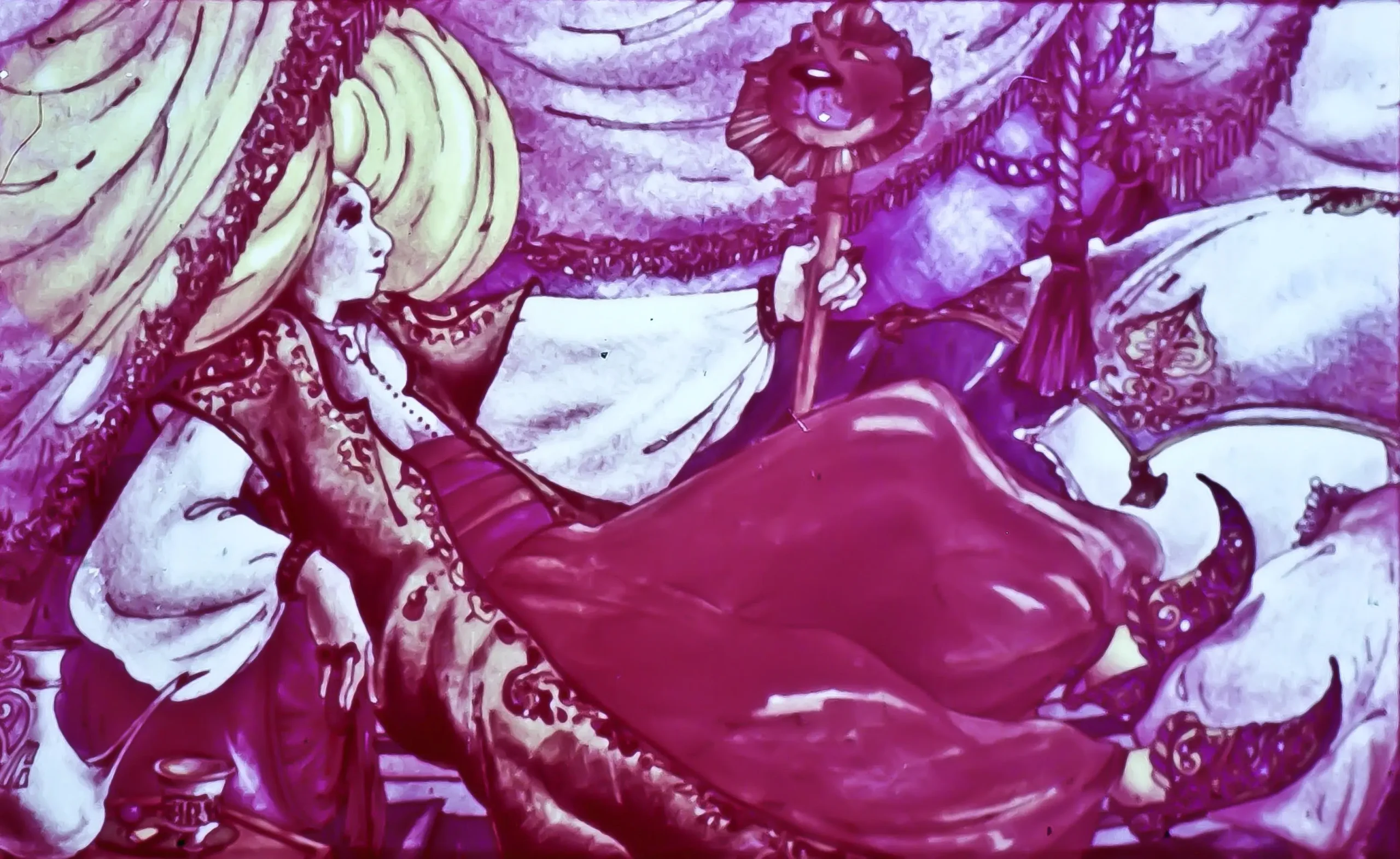 O femeie îmbrăcată în haine tradiționale, relaxându-se pe un pat, cu o pălărie mare și un obiect decorativ în mână, într-un decor artistic și elaborat.