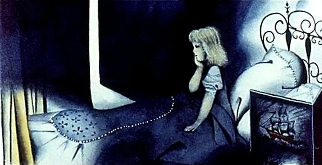 O fetiță stă pe pat, privind pe fereastră în întuneric, cu o expresie gânditoare, înconjurată de un decor de cameră și un tablou cu o navă.