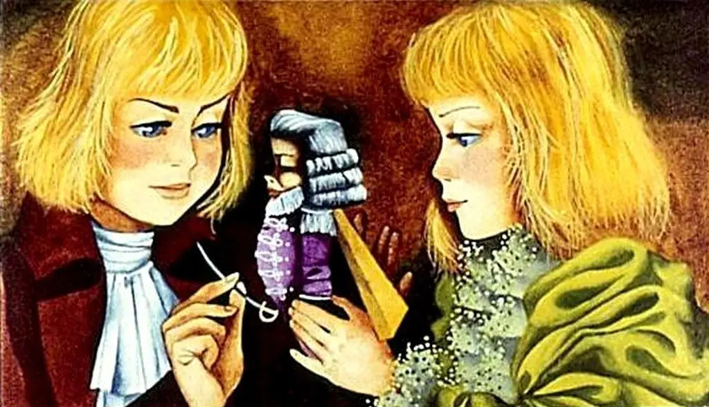 Două fete blonde se uită la o păpușă pe care una dintre ele o ține în mână, în timp ce cealaltă folosește un ac pentru a coase. Fetele poartă îmbrăcăminte vintage.