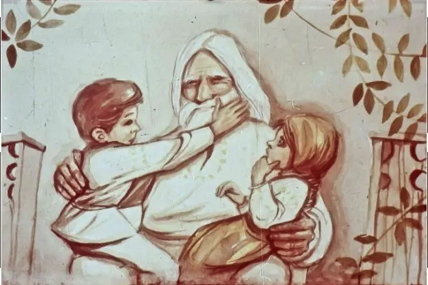 Ilustrație care prezintă un bătrân cu părul și barba albă, îmbrățișând doi copii, un băiat și o fetiță, într-un ambient natural.