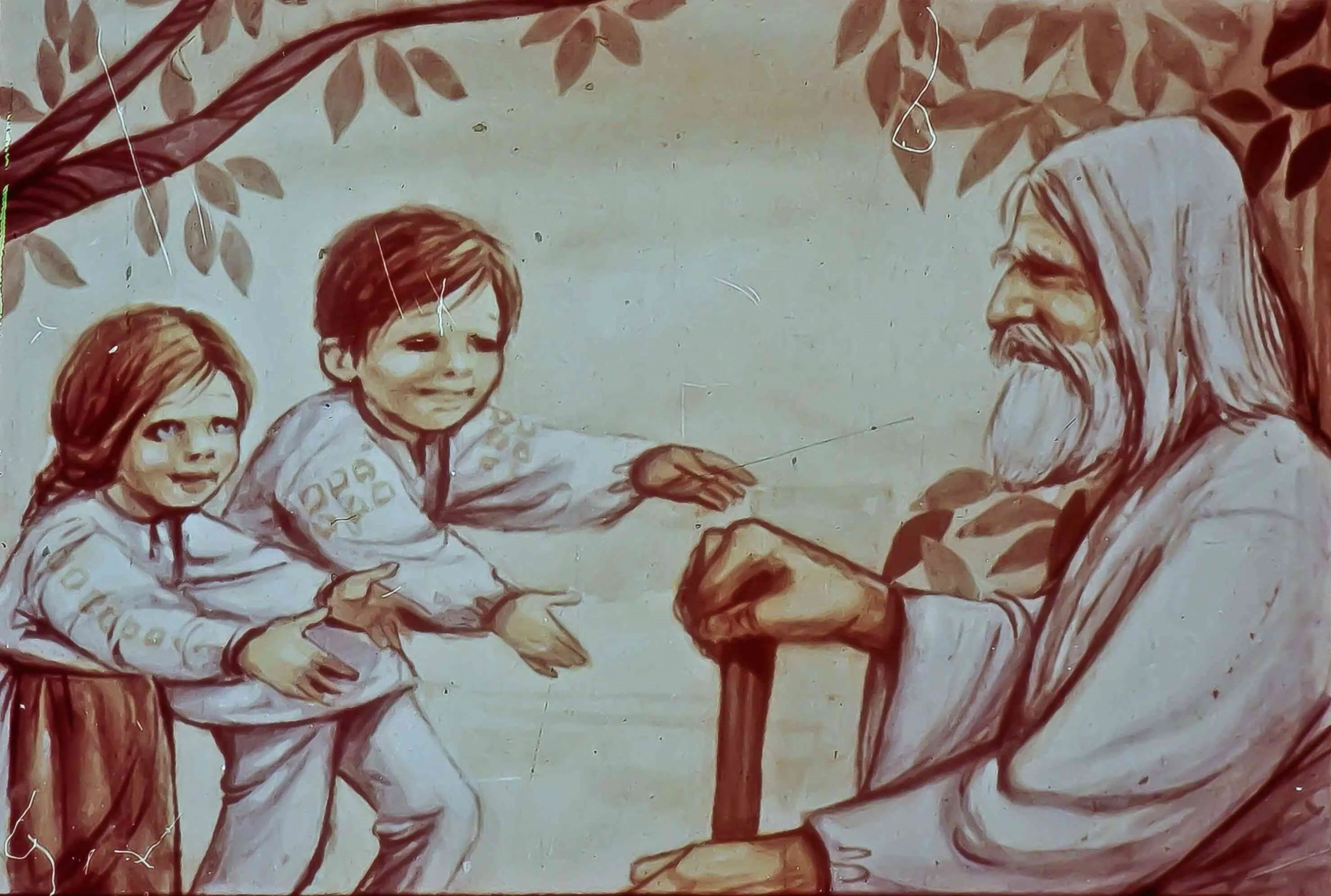 Imaginea prezintă doi copii care se apropie de un bătrân cu barbă, toți îmbrăcați în costume tradiționale, înconjurați de frunze verzi.