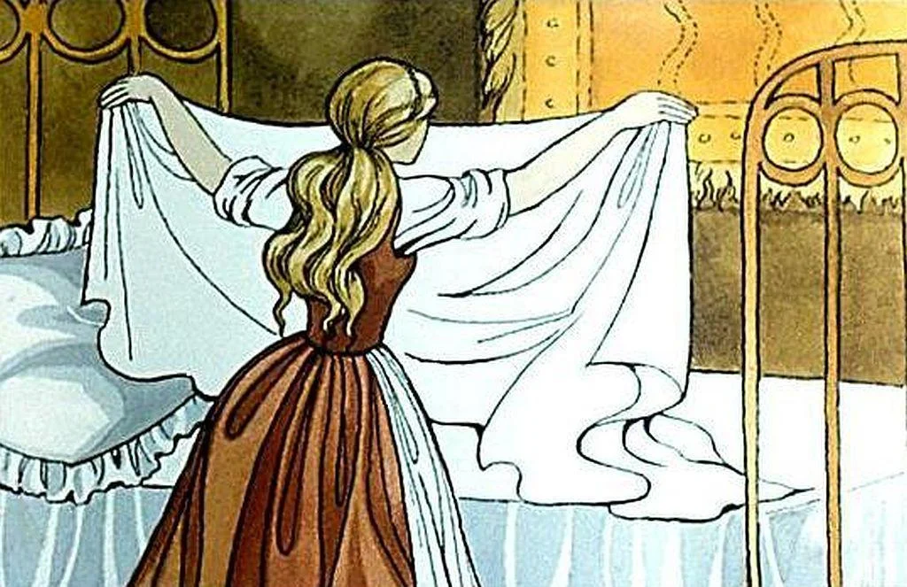 O femeie cu părul lung, îmbrăcată într-o rochie tradițională, întinde o față de pat albă pe un pat.