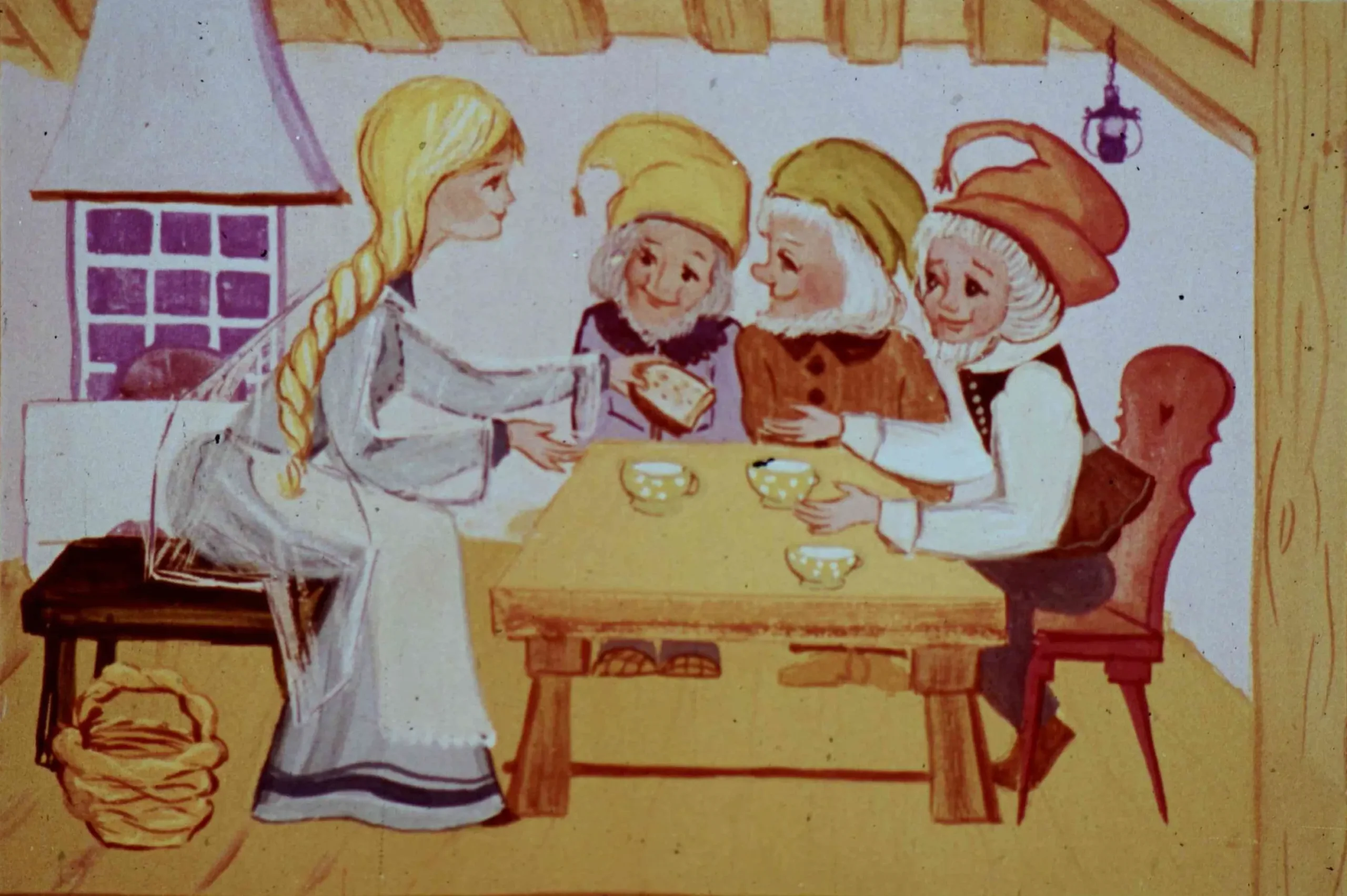 Ilustrație cu o tânără care servește patru gnomi într-o cameră rustică, cu un masă de lemn și obiecte tradiționale.