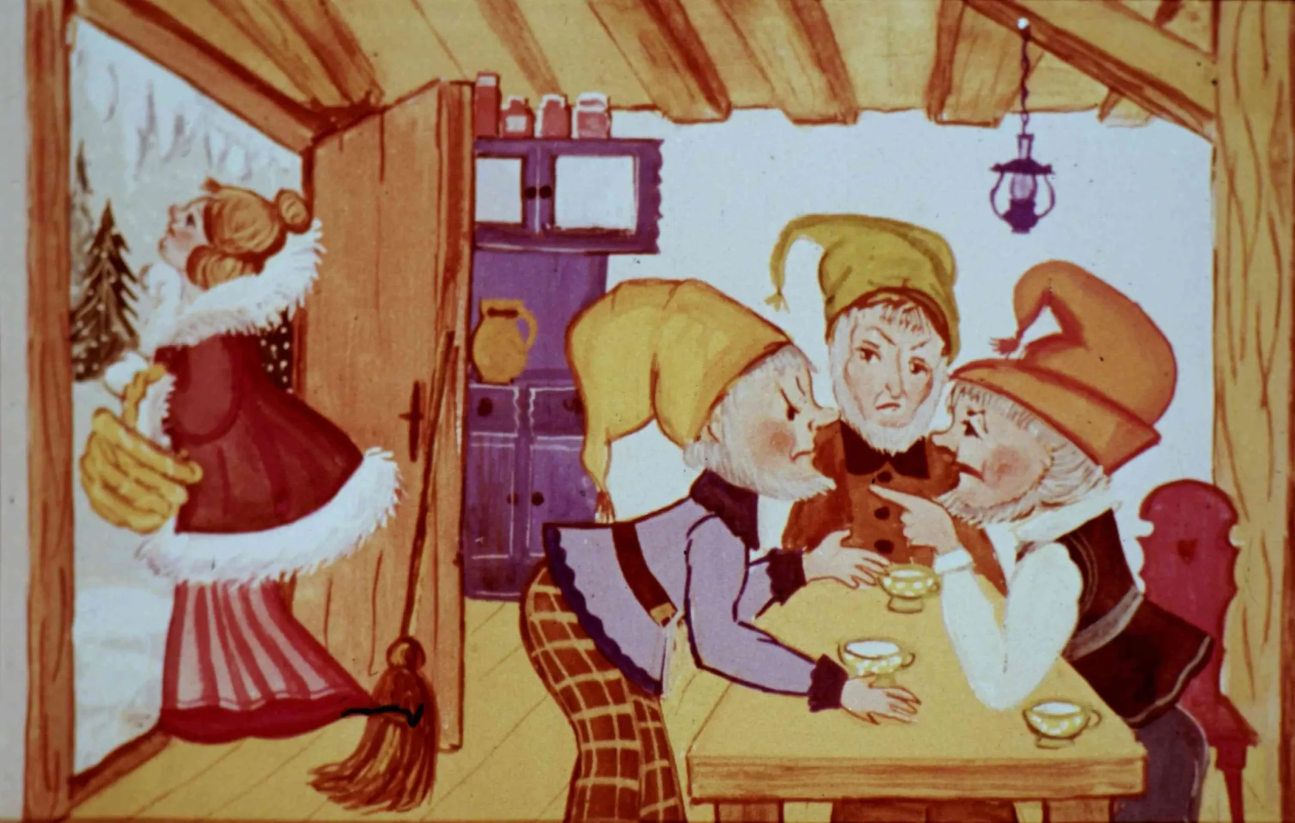 O ilustrație colorată care arată un interior de cabină, cu trei dwarfi așezați la o masă, discutând între ei. O femeie îmbrăcată în roșu stă la ușă, iar în fundal se observă un dulap și o lampă. Decorațiile și personajele au un stil desenat, specific unei povești.