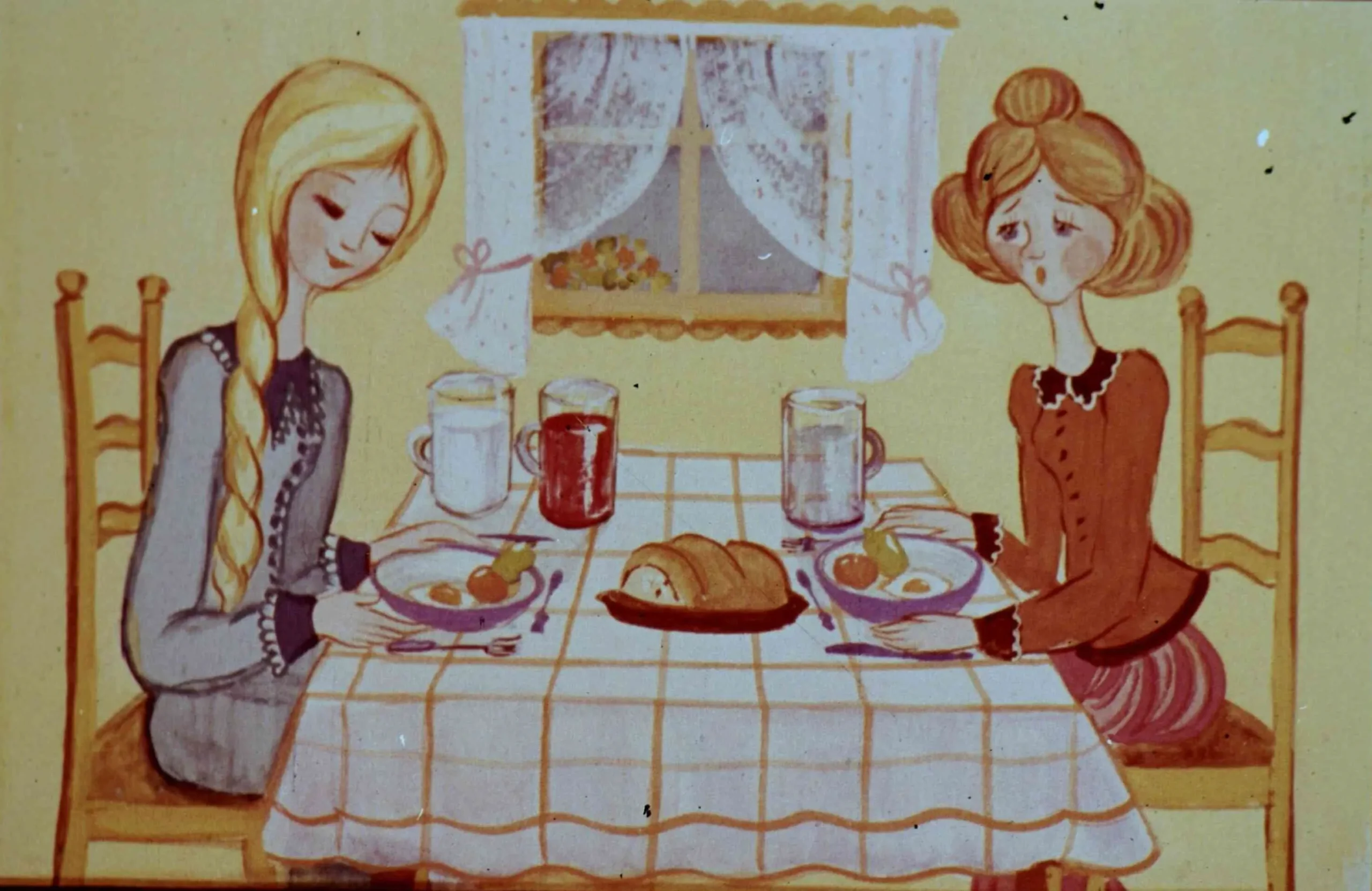 Ilustrație care arată două femei stând la o masă cu farfurii de mâncare și băuturi, într-o cameră cu o fereastră acoperită de draperii.