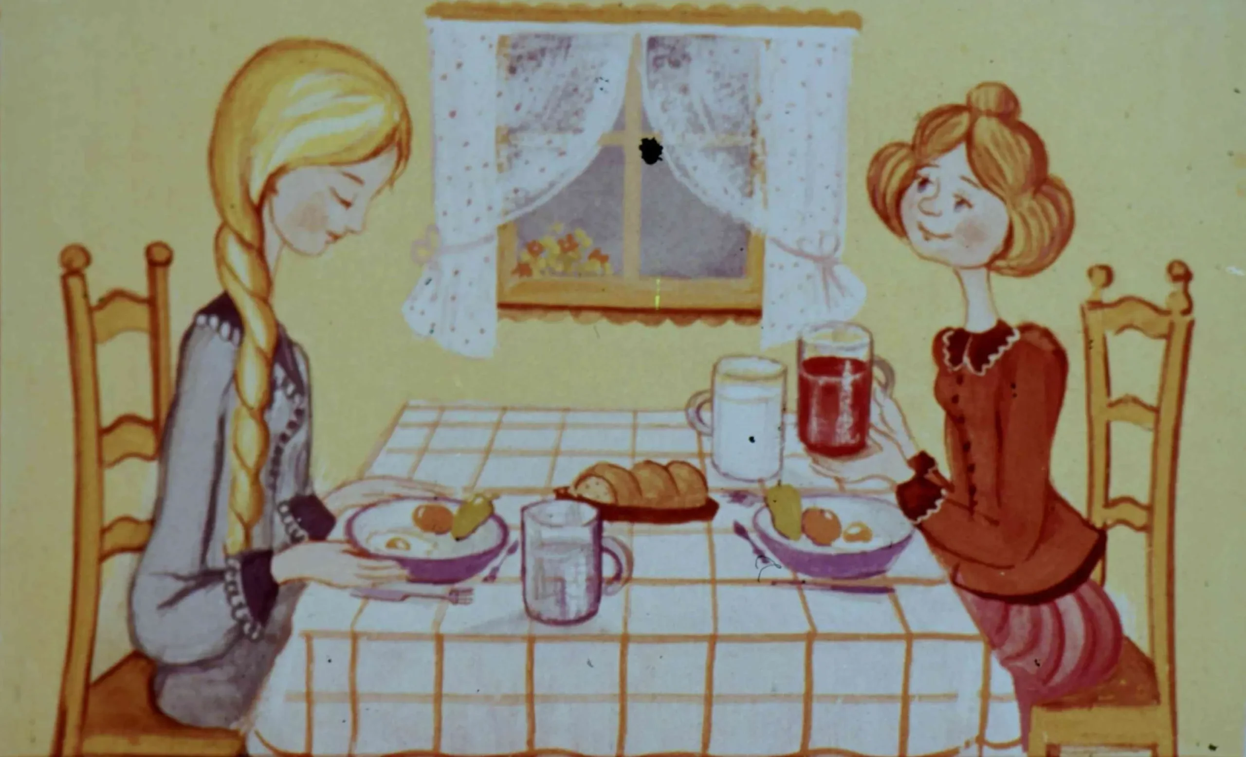 Ilustrație cu două femei la masă, una cu părul lung împletit și cealaltă cu părul ondulat, fiecare având farfurii cu mâncare. Pe masă sunt și băuturi și o fereastră cu perdea în fundal.