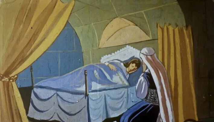 Ilustrație care prezintă o scenă de poveste, cu un personaj feminin care vorbește cu un alt personaj aflat în pat.