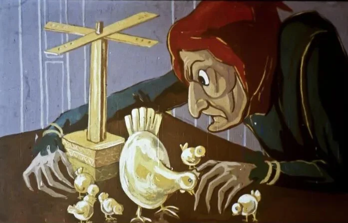 Imaginea prezintă o scenă de ilustrație animată cu o vrăjitoare concentrată asupra unor pui de găină și o virtelnita de aur.