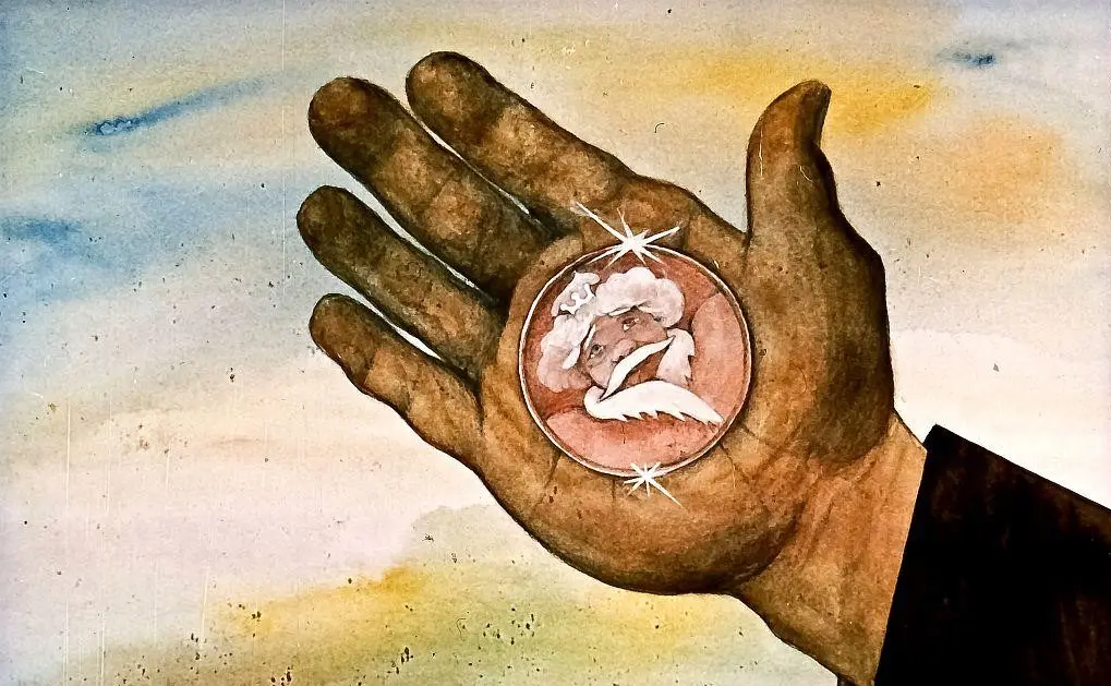 O mână deschisă ținând o monedă ilustrată cu un chip. Fundalul este un peisaj pastelat.