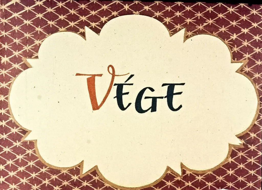 Ilustrație colorată cu un personaj călare pe un cal deasupra unor clădiri cu arhitectură diversă, sub un soare mare pe un fundal albastru.