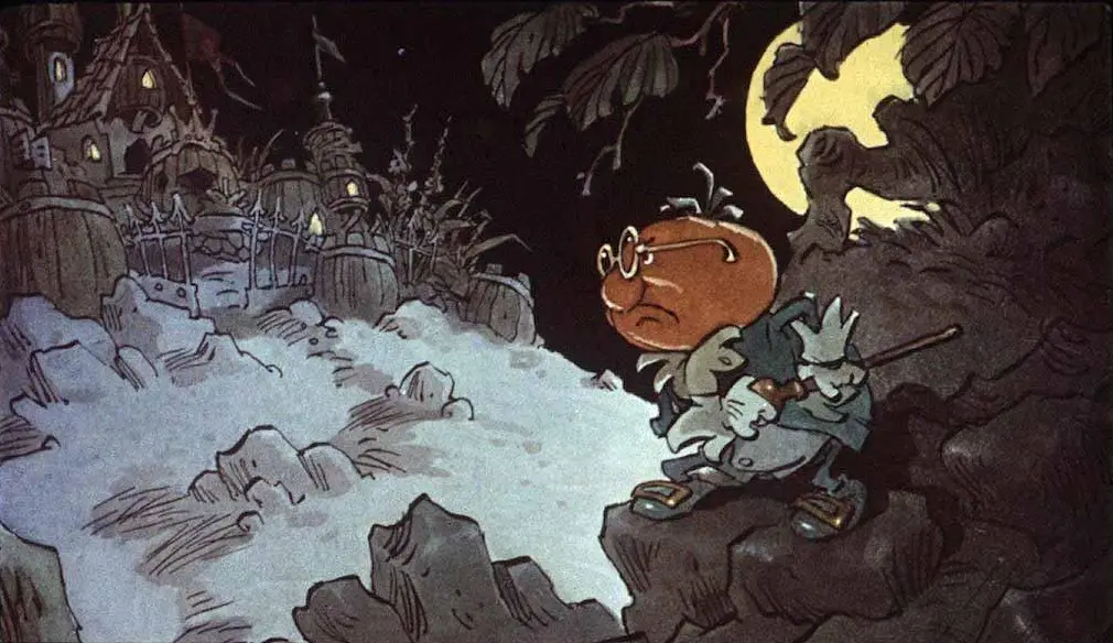 Un personaj animat cu o expresie îngrijorată, purtând ochelari și îmbrăcat în haine de noapte, stând pe o stâncă în fața unui peisaj întunecat, cu o lună mare în fundal și o casă ciudată în depărtare.