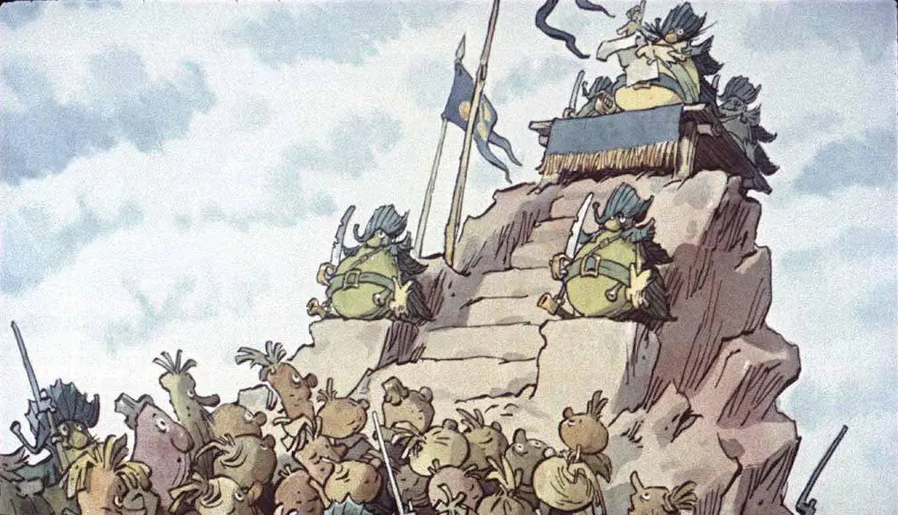 Imagea ilustrează o scenă de luptă cu personaje fantastice pe o platformă înaltă, în fața unei mulțimi entuziaste.