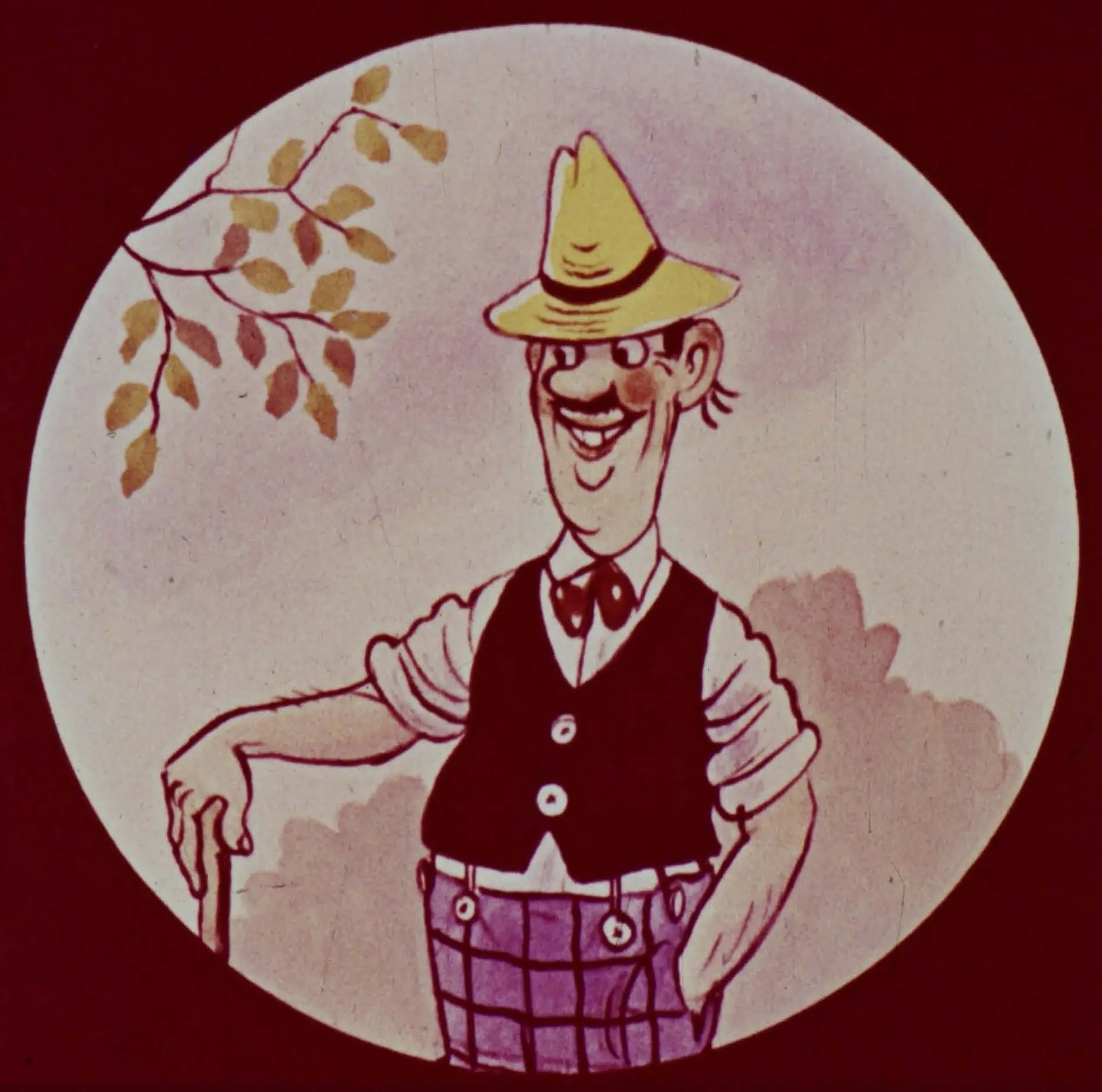 Imagine cu un bărbat care zâmbește, purtând o pălărie galbenă și o vestă neagră, stând lângă un copac și ținând un baston.