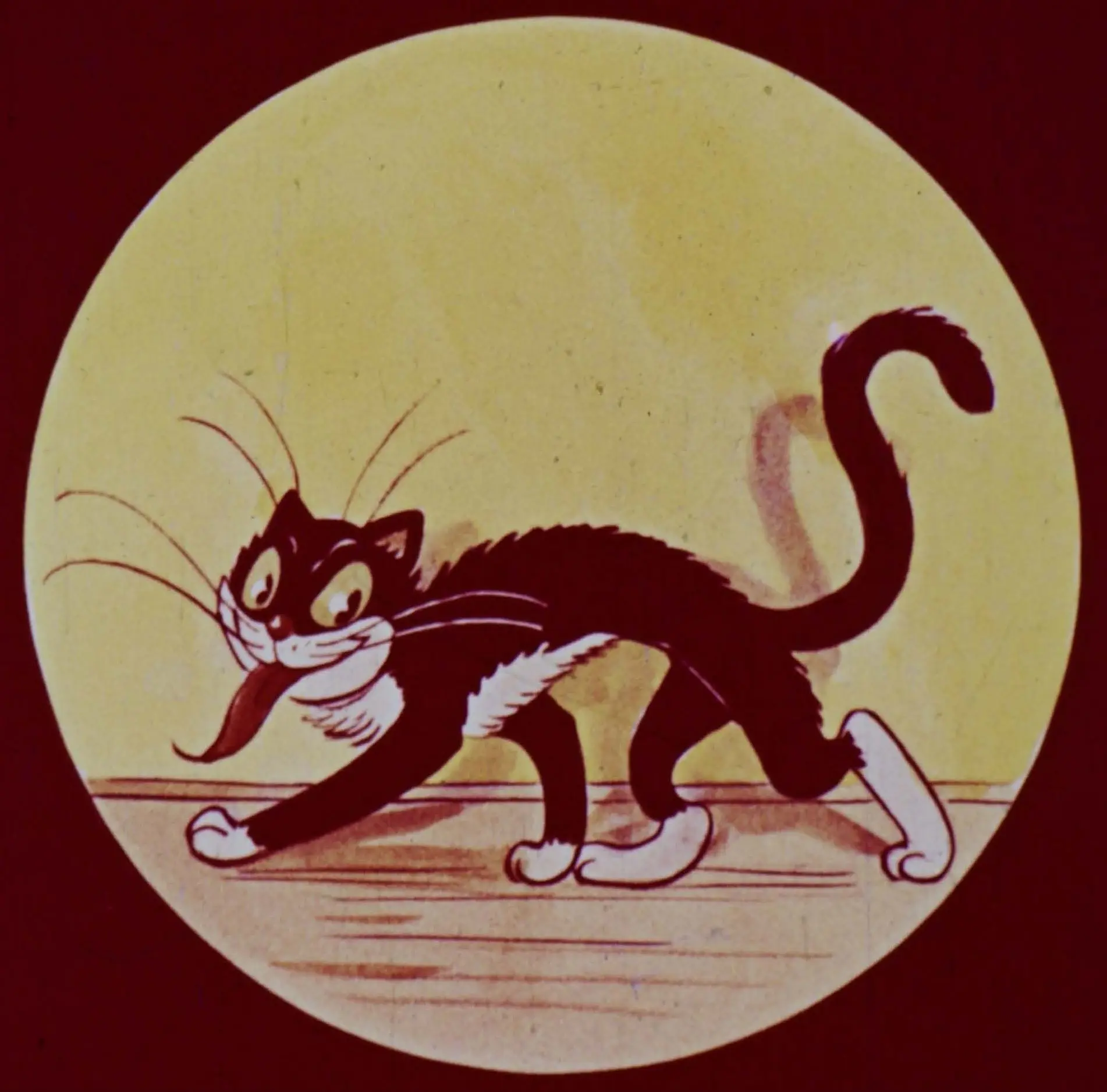 Imagine animată a unei pisici negre care merge cu veselie, având o expresie jucăușă pe față.