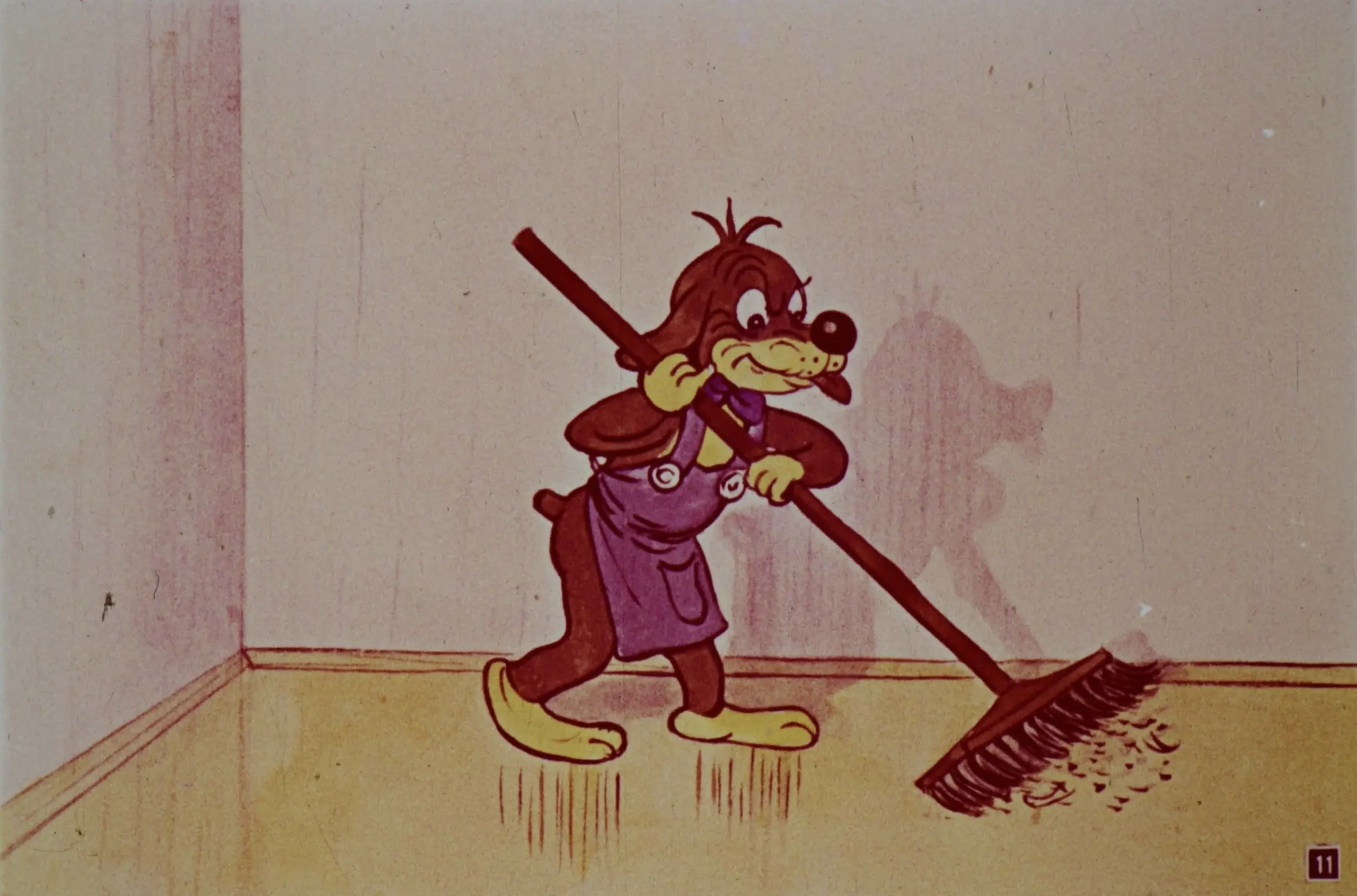 Un câine animat, îmbrăcat cu o salopetă, măturează podeaua într-o cameră goală.