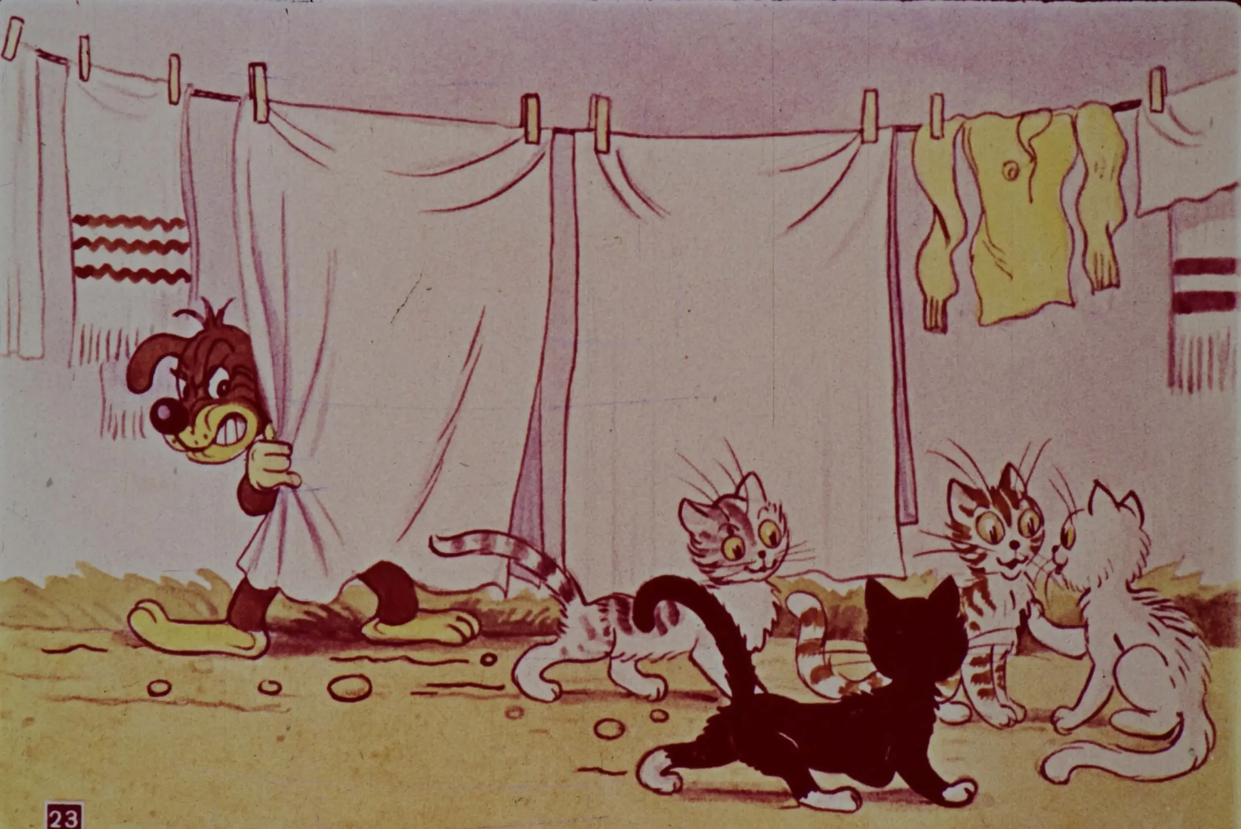 O scenă animată cu un câine și patru pisici, cu haine întinse pe sfoară.