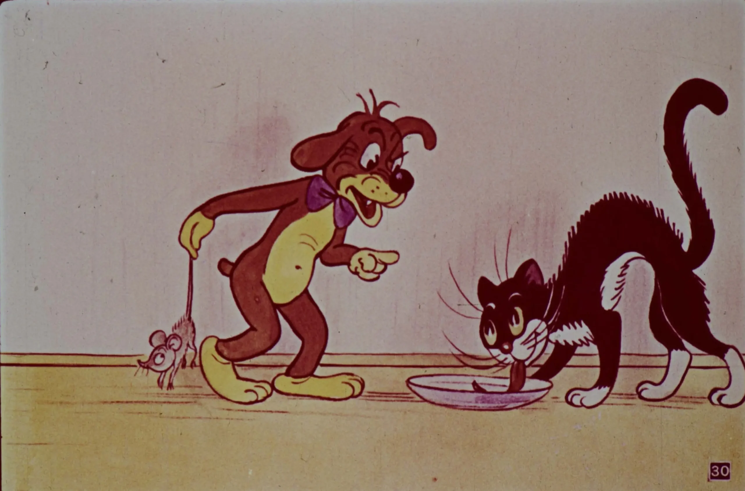 O ilustrație animată ce prezintă un câine și o pisică. Câinele are un papion și ține în gură un șoarece, în timp ce pisica mănâncă într-un bol.