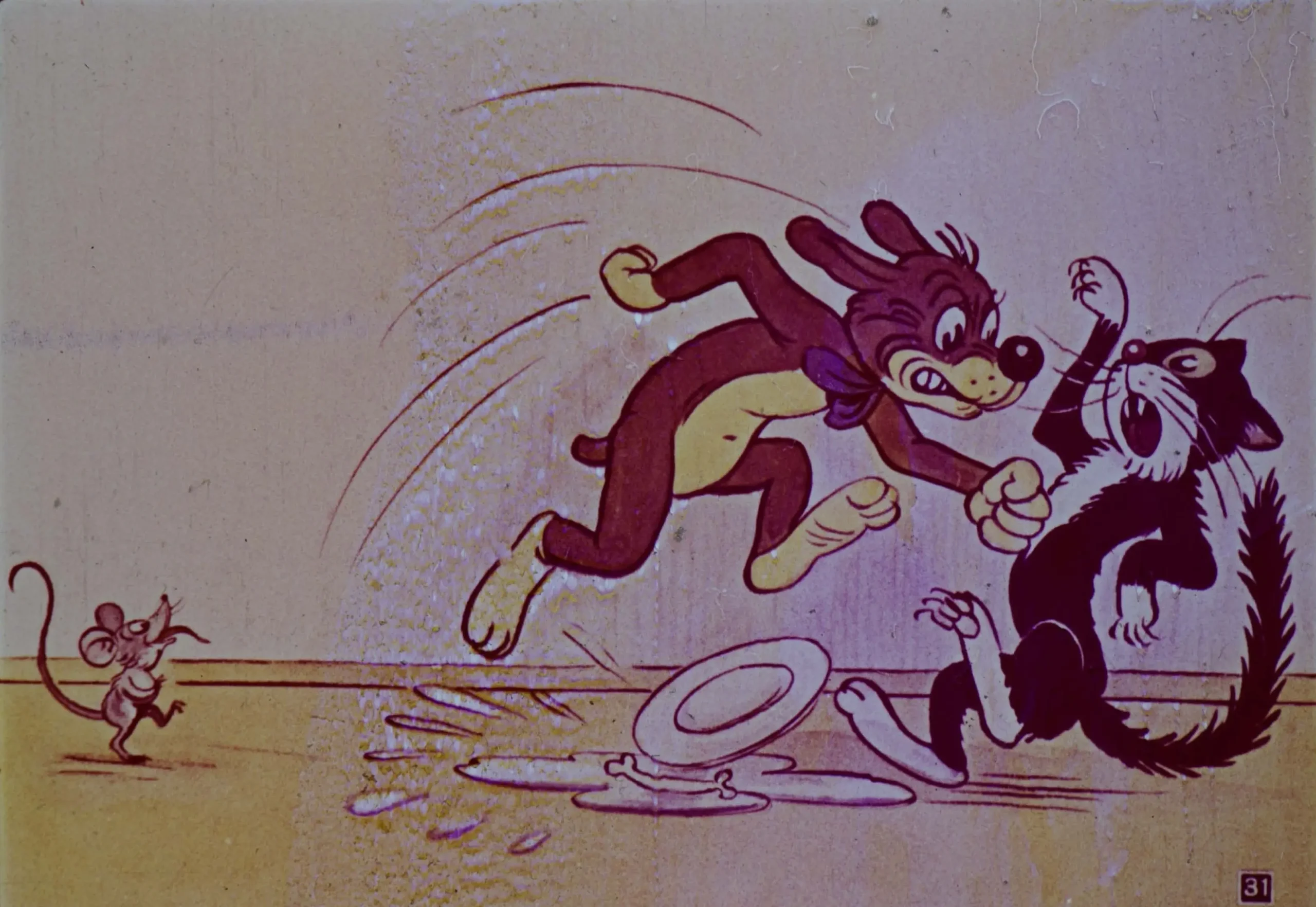 O ilustrație animată care prezintă un câine care sare pentru a se lupta cu o pisică, în timp ce un șoarece stă în fundal.